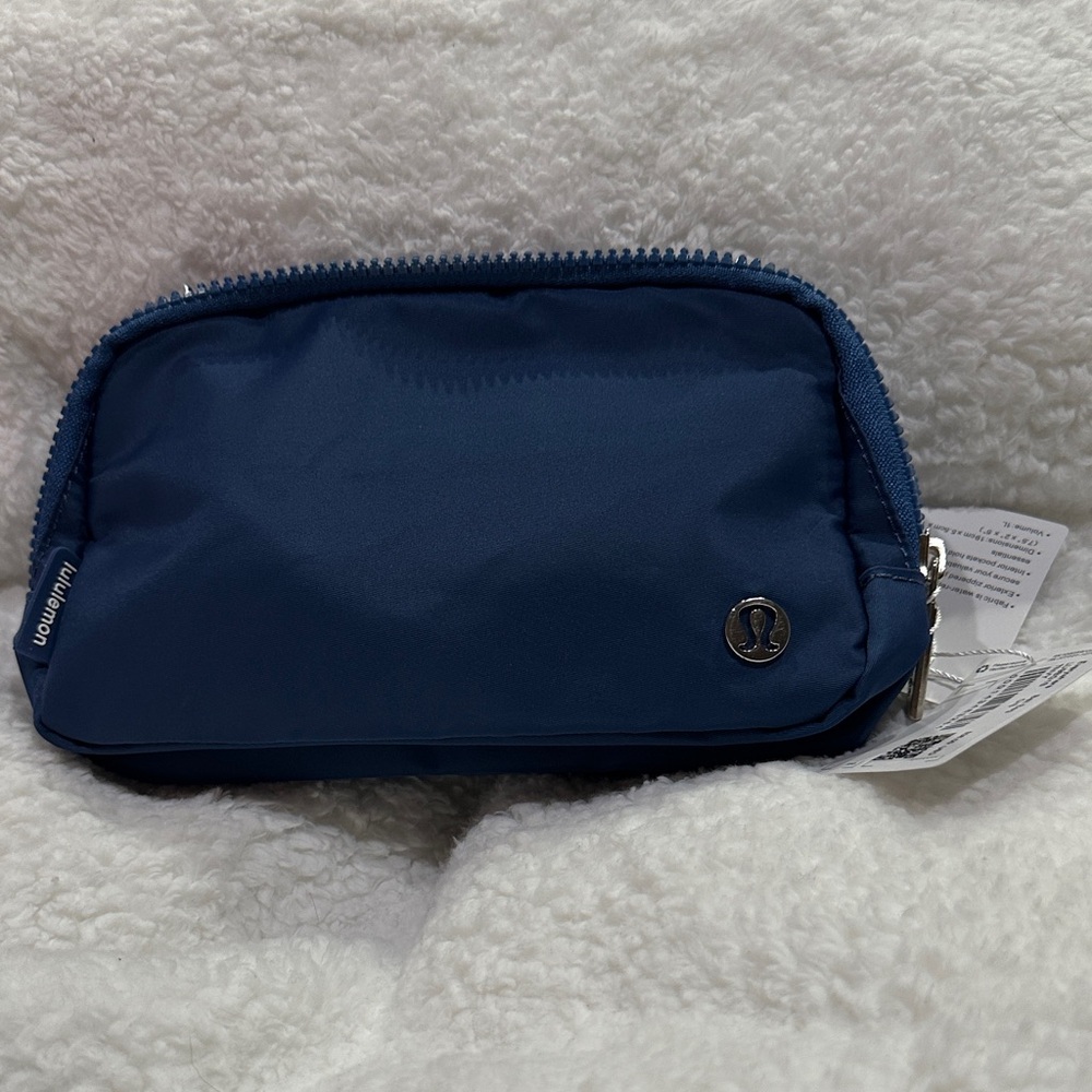 Everywhere Belt Bag 1L in True Navy